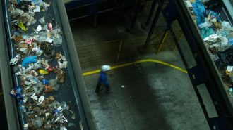 Operario en una planta de gestión de residuos (c) RESIDUOS PROFESIONAL